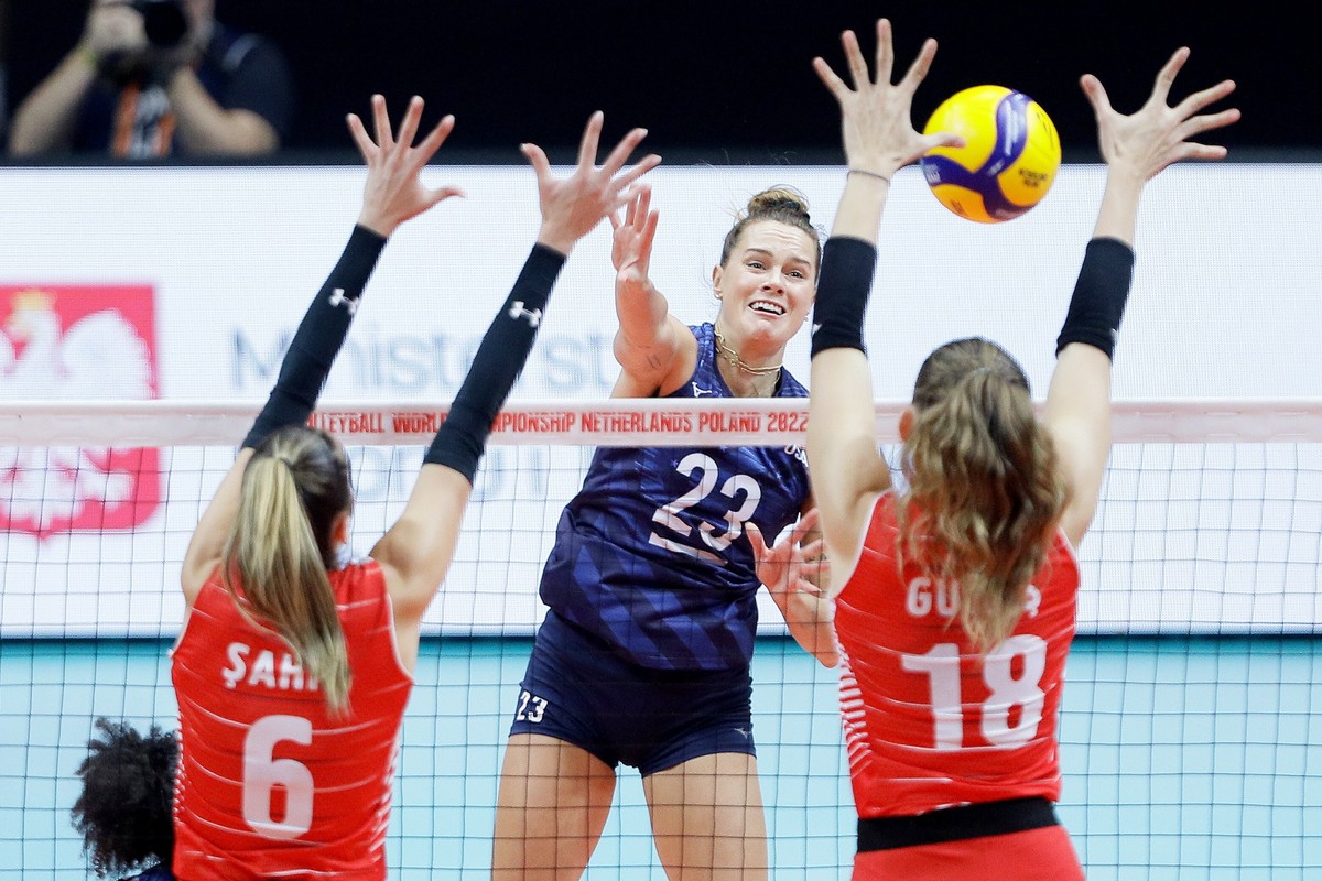 Amerykanka Kelsey Robinson (C) oraz Saliha Sahin (L) i Zehra Gunes (P) z Turcji podczas meczu ćwierćfinałowego mistrzostw świata siatkarek w Gliwicach