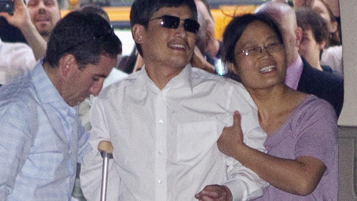 Niewidomy chiński dysydent Chen Guangcheng, który w kwietniu uciekł z aresztu domowego, w sobotę wieczorem wraz z rodziną przyleciał do USA i jest już w Nowym Jorku, gdzie ma rozpocząć studia prawnicze. .