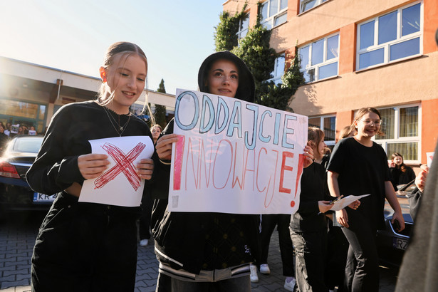 XXX Liceum Ogólnokształcące w Krakowie. Protest uczniów przeciwko dyrektor , która robiła dziwne zakupy za pieniądze z budżetu szkoły