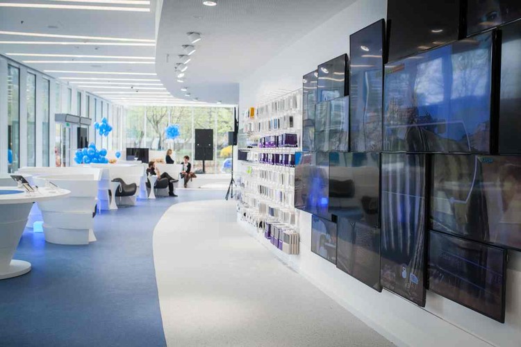 Samsung wynajął aż 21 tys. mkw. w budynku wieżowym Warsaw Spire. Oprócz powierzchni biurowej, na parterze budynku A koncern uruchomił już swój najnowocześniejszy i największy w Polsce serwis - Samsung Premium Service Plaza.  Na zdjęciu: Samsung Premium Service Plaza w Warsaw Spire