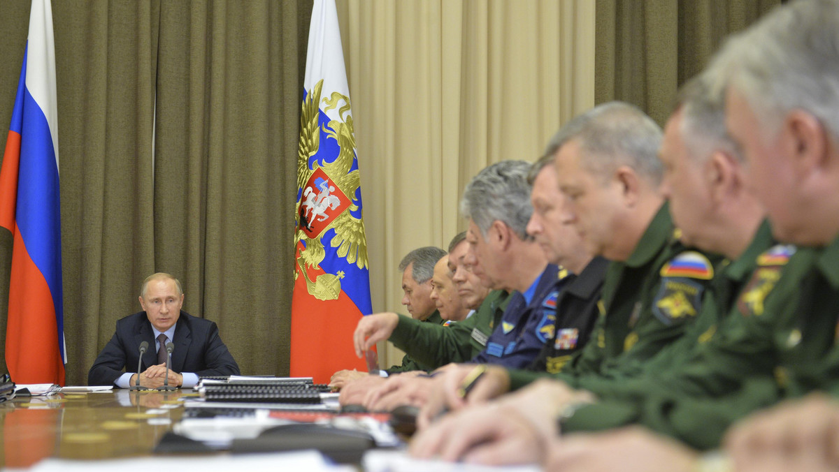 Prezydent Rosji Władimir Putin powiedział w czwartek, że konieczne jest pełne dotrzymanie terminów i wielkości dostaw broni dla sił zbrojnych do r. 2020. Podkreślił, że zakłady przemysłu zbrojeniowego powinny przystąpić do zastąpienia importowanych komponentów.