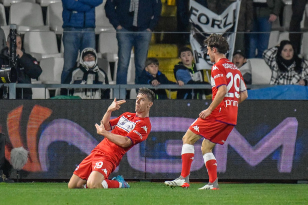 Radość Krzysztofa Piątka (L) po golu przeciwko Spezii Calcio