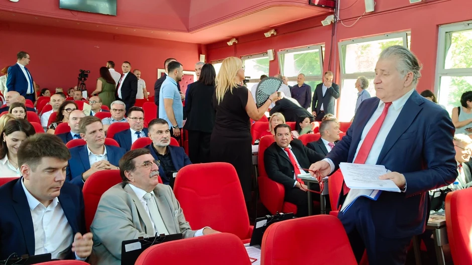 Dr Dragan Milić (desno) kaže da je opozicija tražila da se identifikuju svi odbornici prisutni na sednici