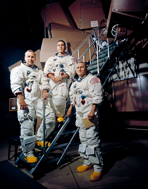 Załoga Apollo 8 (od lewej do prawej): James Lovell, pilot modułu dowodzenia, William Anders, pilot nowicjusz, i Frank Borman, dowódca misji. To oficjalne zdjęcie promocyjne NASA zostało zrobione na stopniach symulatora Apollo, kilka miesięcy przed startem