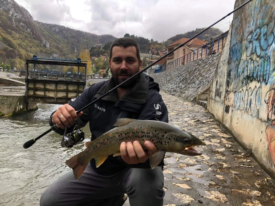 Ivan Bakić sa jednom od potočnih pastrmki sa Đetinje