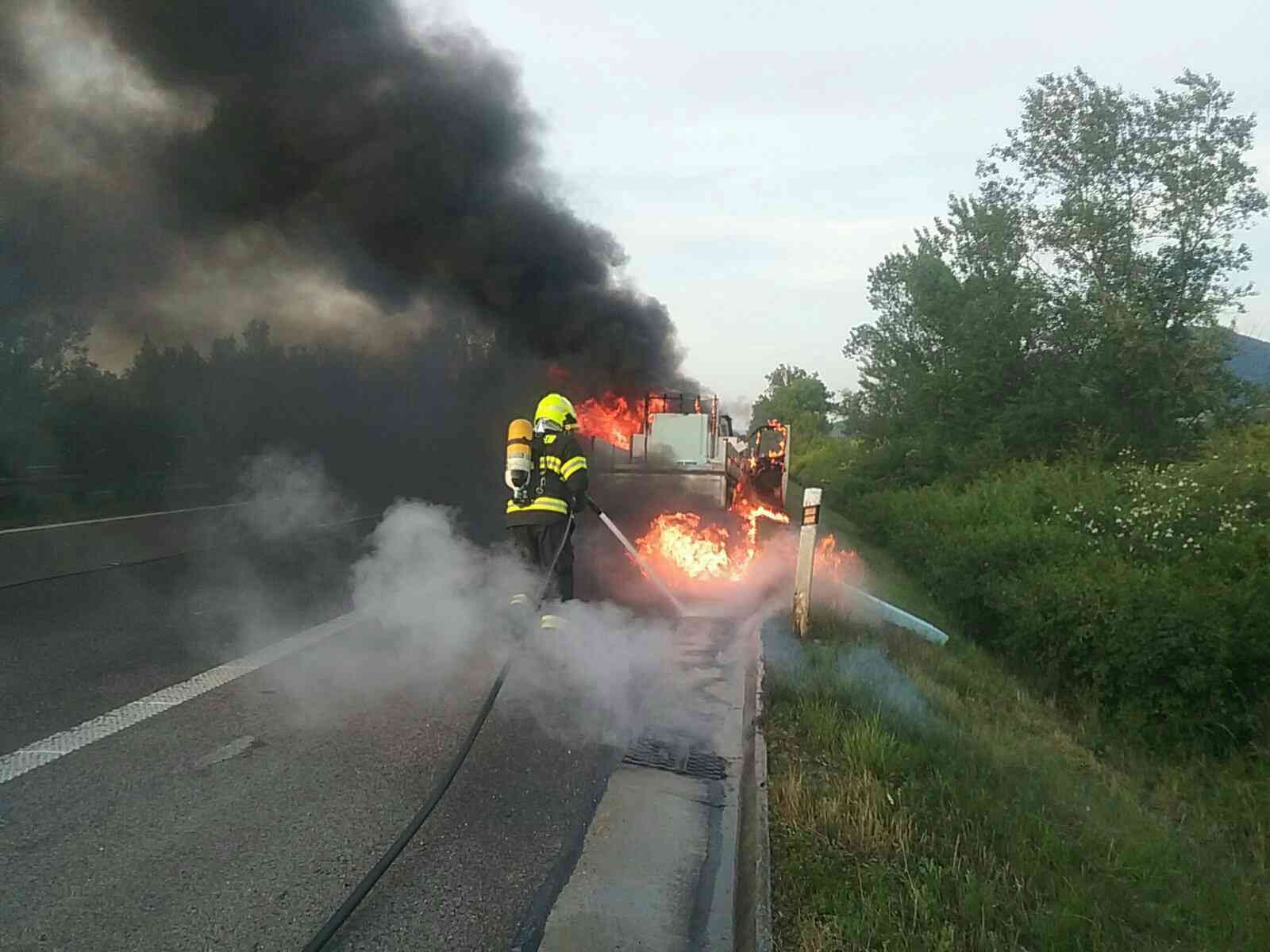 Požiar dodávky na diaľnici D1 pri Ilave likvidovalo sedem hasičov.