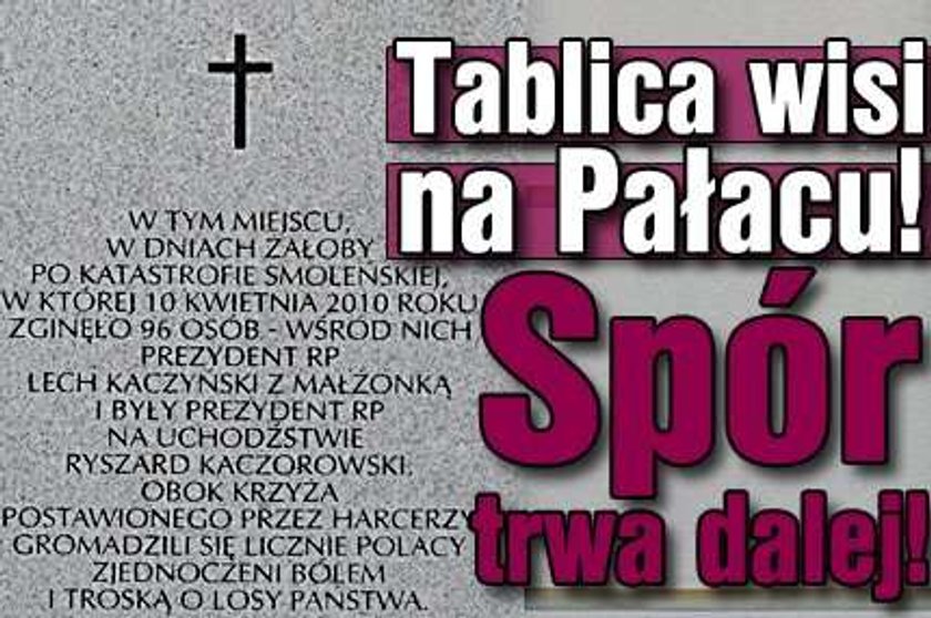 Tablica wisi na Pałacu! Spór trwa dalej!