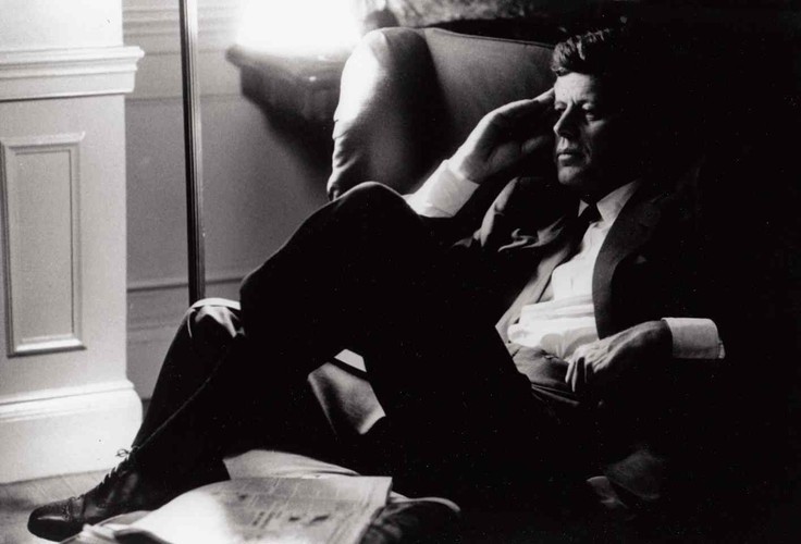 Prezydent John F. Kennedy był jednym z najbardziej lubianych przywódców USA w historii. Gdy zginął w zamachu w Dallas w 1963 r., jego śmierć zaszokowała cały świat. Został pochowany na Arlington National Cemetery. Z Białego Domu jego trumnę przewieziono na Kapitol powozem zaprzężonym w szóstkę koni. Szacuje się, że wzdłuż trasy stało nawet 300 tysięcy ludzi. Wystawione na Kapitolu na widok publiczny ciało prezydenta pożegnało w ciągu 24 godz. 250 tysięcy Amerykanów.