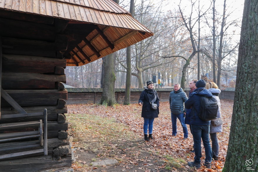 Nowy dach na spichlerzu w pszczyńskim skansenie  - 30.11.2022 - autor: powiat