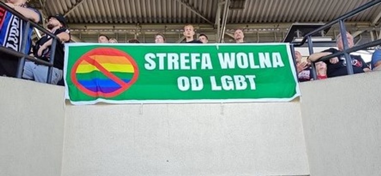 Władze Warszawy reagują na transparent "Strefa Wolna od LGBT" wywieszony przez kibiców