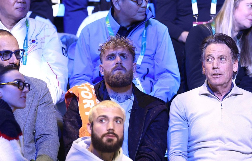 Bokser Džejk Pol, verenik Jute Lerdam iz Holandije, gleda trku na 1.000 metara za žene | Foto: REUTERS/Yves Herman