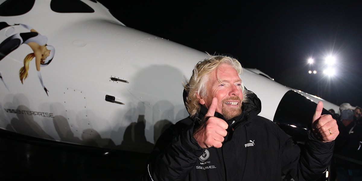 Richard Branson obok samolotu SpaceShipTwo na pustyni Mojave w 2009 roku (jego firma pracuje nad kosmicznymi podróżami od 2004 r.). Bilety na lot statkiem kosmicznym Virgin Galactic kosztują 250 tys. dol. Lista oczekujących jest długa 