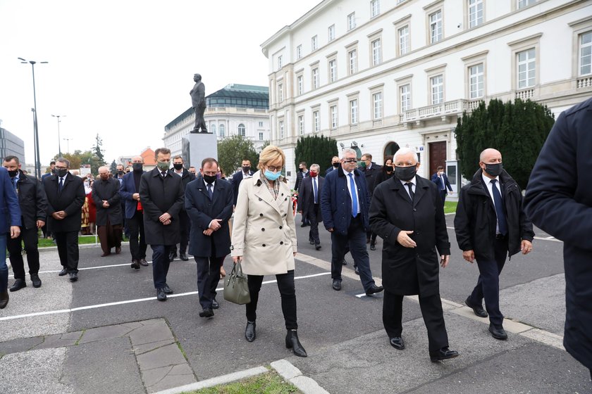 Miesięcznica w cieniu obostrzeń. Co z dystansem społecznym?!