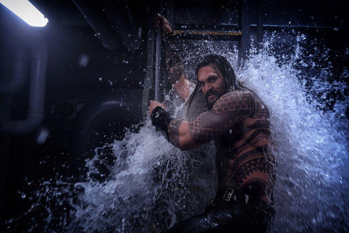 Jason Momoa je pre úlohu Aquamana ako stvorený. Namiesto nejakého frajerského kostýmu úplne stačí, keď je na scéne „hore bez“.