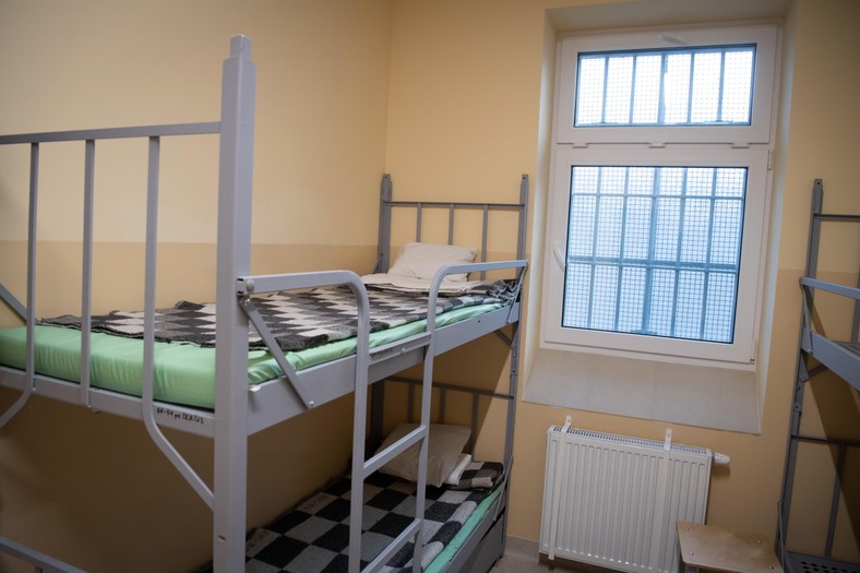 Cele więzienne w Zakładzie Karnym w Barczewie wyposażone są m.in. w domofony, monitoring oraz przedmioty codziennego użytku przeznaczone dla osadzonych.