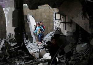 Ilustracija: Stambena zgrada u Rafi, Gaza, nakon izraelskog udara 14. decembra