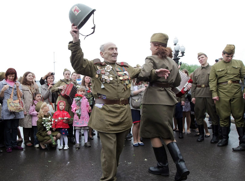 Tak tańczył również 67. lat temu, gdy skapitulowała III Rzesza