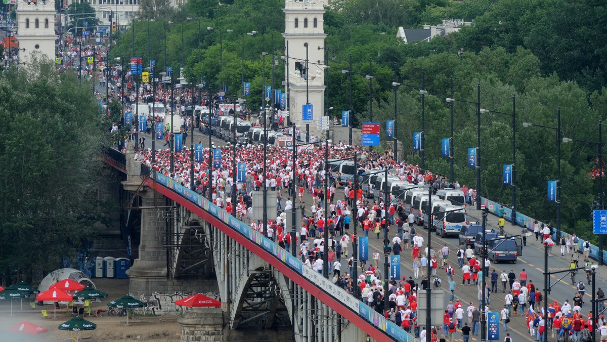 W związku z ekscesami, do jakich we wtorek doszło przed Stadionem Narodowym przed meczem Polska-Rosja, do Warszawy w trybie pilnym udał się doradca prezydenta Federacji Rosyjskiej ds. rozwoju społeczeństwa obywatelskiego i praw człowieka Michaił Fiedotow. - MSZ już w piątek wiedziało o przyjeździe do Warszawy doradcy prezydenta Federacji Rosyjskiej  - poinformował rzecznik resortu Marcin Bosacki. - Nie wiem, skąd taka nagła reakcja i jej nagłaśnianie - dodał.