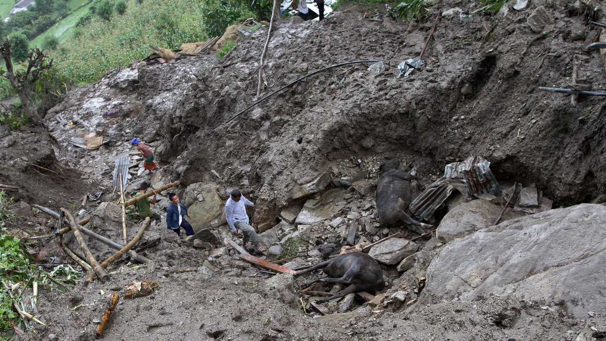 Lawiny błotne w pobliżu popularnego szlaku trekkingowego Annapurny zabiły co najmniej 30 osób w kilku wioskach. W miejscowości Lumle, 125 km od stolicy kraju, Katmandu, błoto i kamienie pogrzebały blisko połowę domów - poinformowało MSW Nepalu.