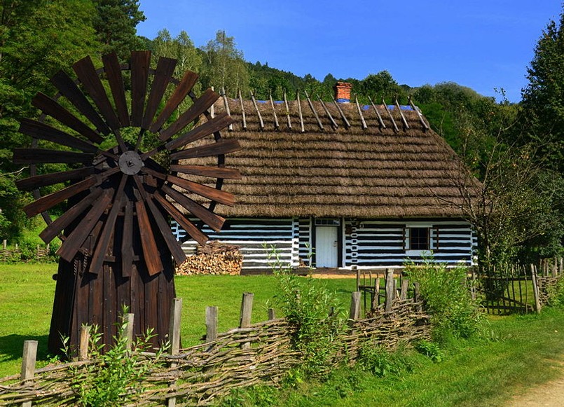 W zbiorach muzeum są szopki kolędnicze, które towarzyszyły kolędnikom oraz szopki betlejemskie. Te ostatnie stawiano w rogu izby w okresie świątecznym. Wszystkie wykonano z drewna i papieru. W każdej z nich pojawiają się charakterystyczne cechy podkarpackiej architektury wiejskiej. Na zdjęciu Muzeum Budownictwa Ludowego w Sanoku, fot. Silar / Wikimedia Commons