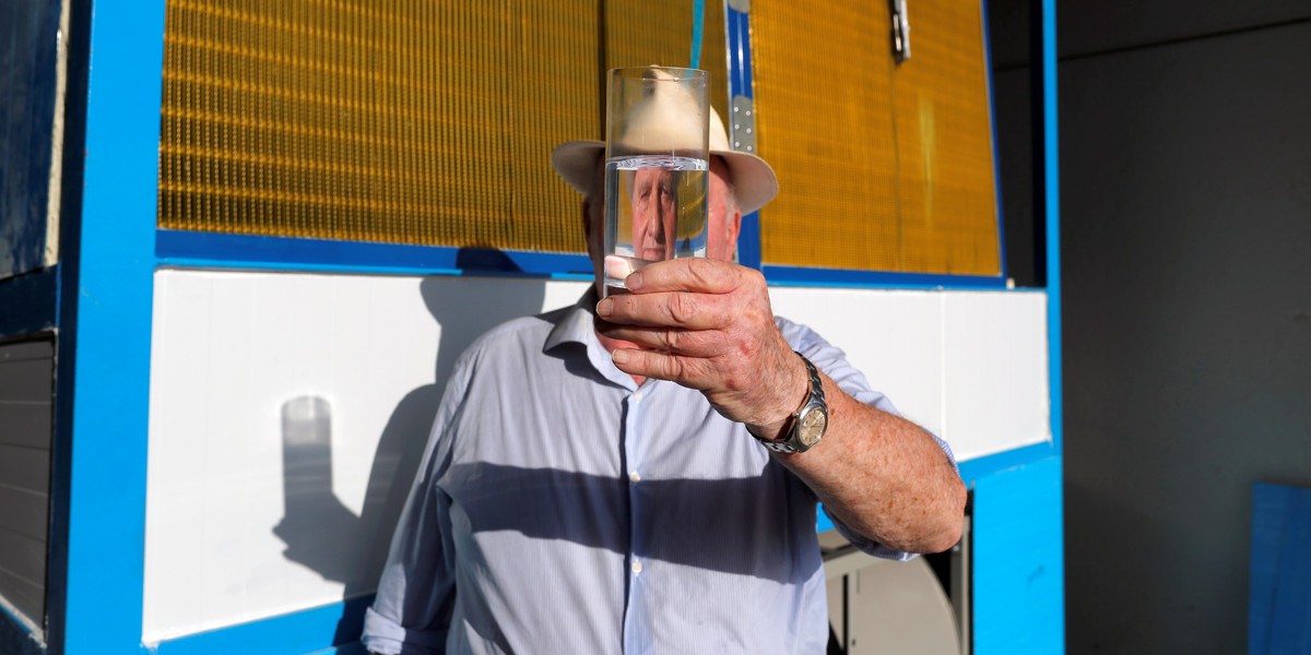 82-letni inżynier z Hiszpanii stworzył prototyp maszyny mogącej pobierać wodę pitną z powietrza. Mężczyzna jest także założycielem organizacji non-profit, której celem jest dostarczenie maszyn do pozyskiwania wody do obozów dla uchodźców. 