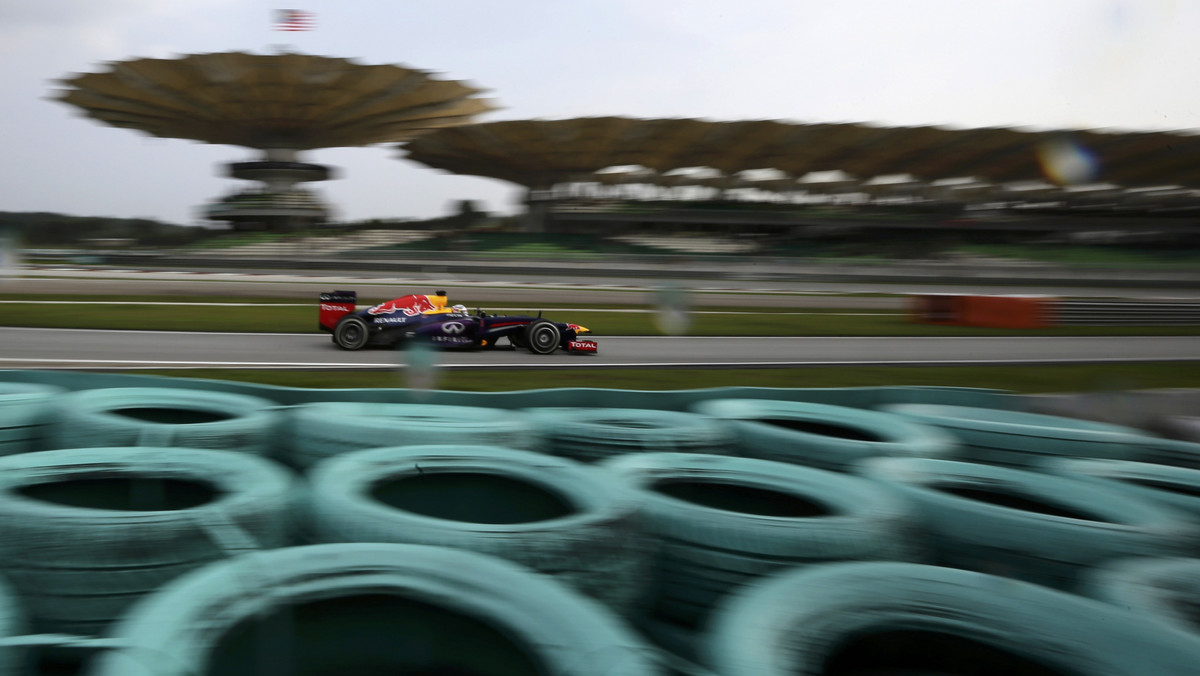 Niemiec Sebastian Vettel (Red Bull-Renault) rozpocznie z pierwszego miejsca wyścig o Grand Prix Malezji Formuły 1, który w niedzielę odbywa się na torze Sepang pod Kuala Lumpur. Zapraszamy na relację "okrążenie po okrążeniu".