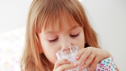 Vesekárosodást okozhat a gyermekeknek szánt pohár, azonnal visszahívta a NÉBIH