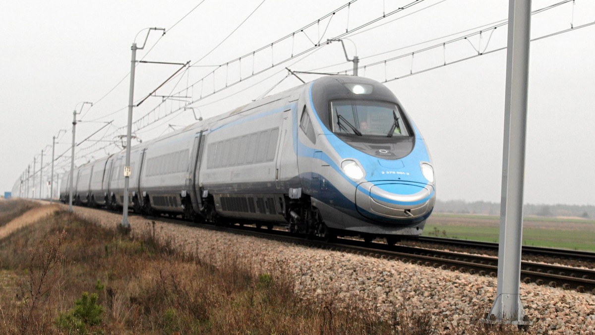 Śmiertelny wypadek na torach w Słomnikach w Małopolsce. Przejeżdżający przez stację PKP pociąg Pendolino potrącił 43-letniego mężczyznę, który zginął na miejscu.