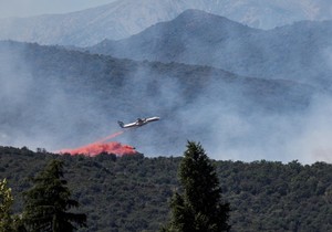 Gašenje požara avionom na jugu Francuske | Foto: Reuters