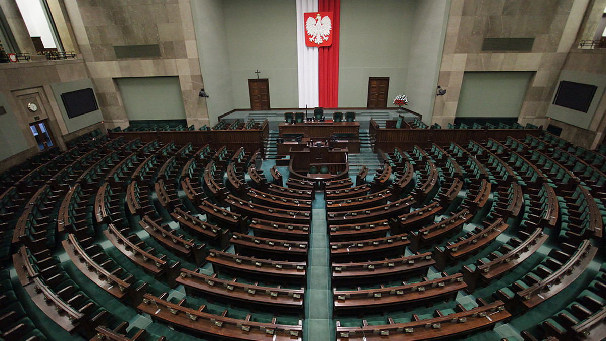 Pierwszy raz w ciągu ostatnich 26 lat szykują się w Polsce większościowe rządy jednej partii - tak wynika z sondażu Instytutu Badań Rynkowych i Społecznych dla "Super Expressu". Liderem kolejnego sondażu jest Prawo i Sprawiedliwość, które dystansuje Platformę Obywatelską. Poza Sejmem znalazłby się za to Ruch Kukiza.