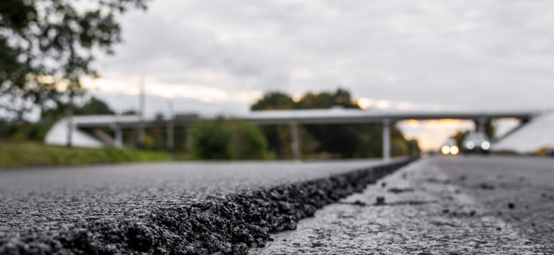 Aktywista ekologiczny w proteście przykleił się do asfaltu. Klej był... naprawdę mocny