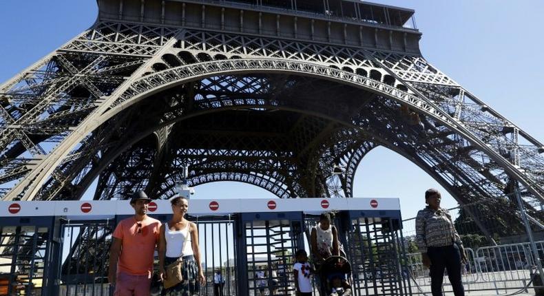 A glass wall will replace metal fences around the Eiffel Tower