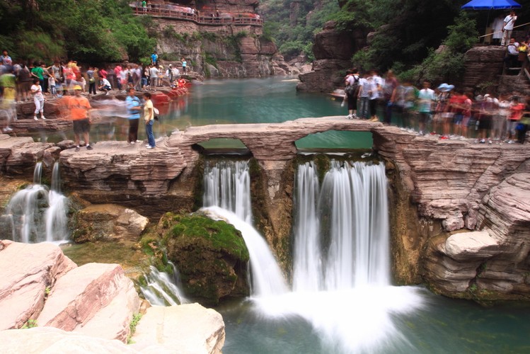 5. Henan – największa pod względem liczby mieszkańców prowincja Chin położona jest w centrum kraju, na południe od Rzeki Żółtej. Region zanotował w ubiegłym roku ponad 11 proc. wzrost PKB, które wynosiło 421.13 mld USD, czyli mniej więcej tyle co w Norwegii w 2010 roku. Mieszka tu ponad 93 mln ludzi.   Na zdjęciu wodospady w YunTai Shan, Henan.