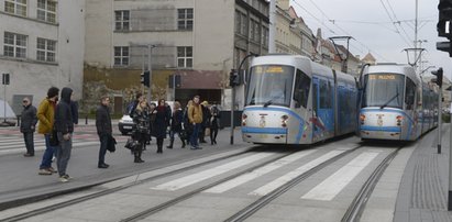 Mieszkańcy: Przez pieszych nie widać tramwajów