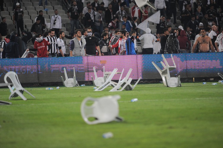 Awantura w Stambule. Krzesła latały po boisku