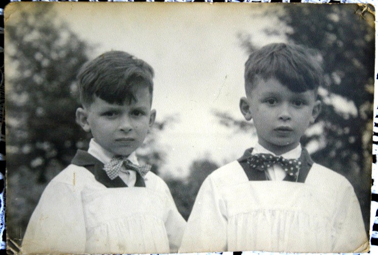 Jadwiga Kaczyńska wychowywała synów w poszanowaniu tradycji. Tutaj obaj w komunijnych strojach