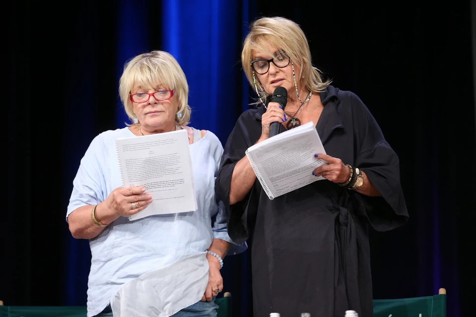 Dorota Stalińska i Ewa Kasprzyk czytają fragment sztuki "Czarno to widzę"