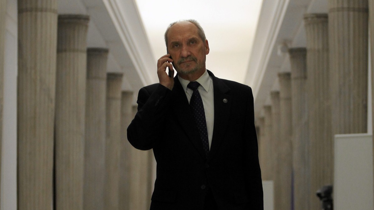 W obszernym wywiadzie dla tygodnika "wSieci" Antoni Macierewicz stwierdził, że Bronisław Komorowski patronuje powstaniu nowej partii. Ugrupowanie ma zrzeszać osoby związane z byłymi Wojskowymi Służbami Informacyjnymi. Zdaniem wiceszefa PiS chęć powołania komisji śledczej ws. likwidacji WSI ma być przykrywką, odwracającą uwagę od projektu nowej partii. Macierewicz sugerował też związek między służbami a katastrofą smoleńską. - To było osaczanie prezydenta Lecha Kaczyńskiego - mówił.