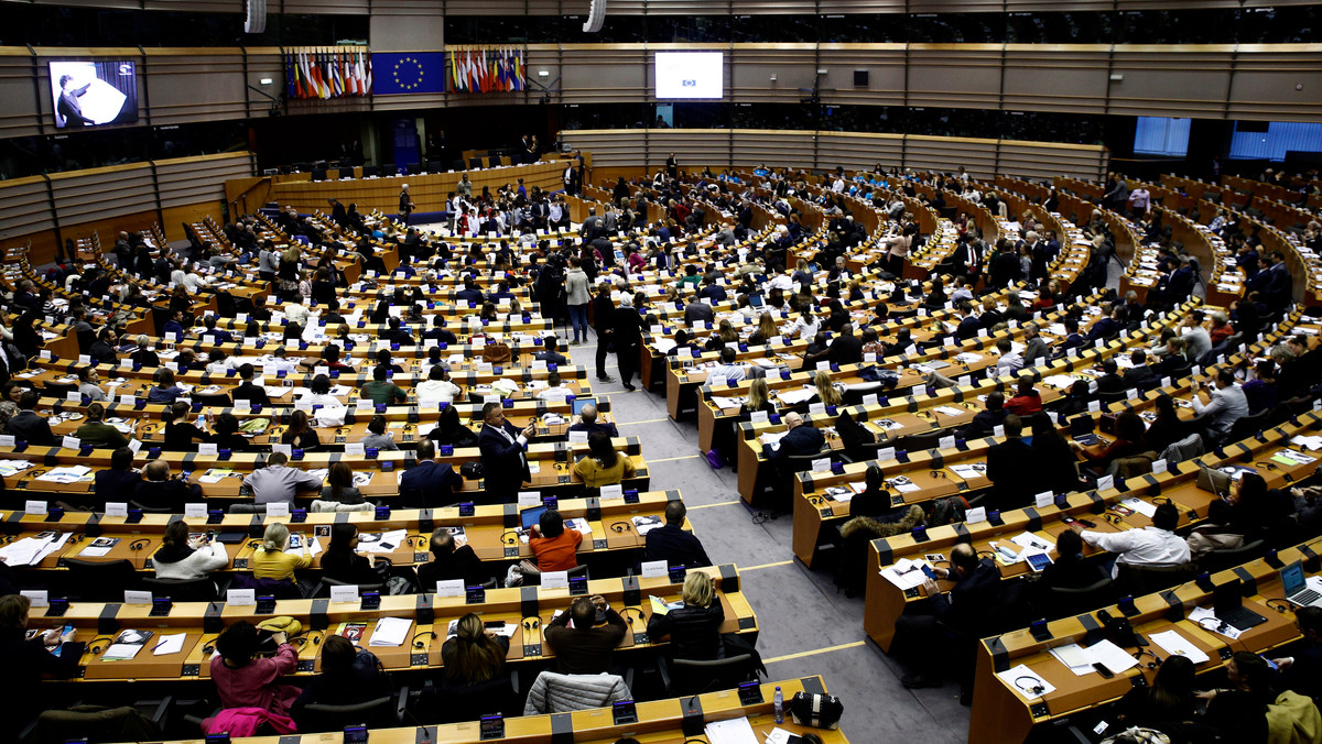 Rozporządzenie wprowadzające mechanizm tzw. dobrowolnej solidarności zaakceptowano głosami 301 deputowanych Parlamentu Europejskiego. 272 było przeciw, 46 wstrzymało się od głosu. — Polska nie zgodzi się na mechanizm relokacji tak czy inaczej — oświadczył Donald Tusk na konferencji prasowej.