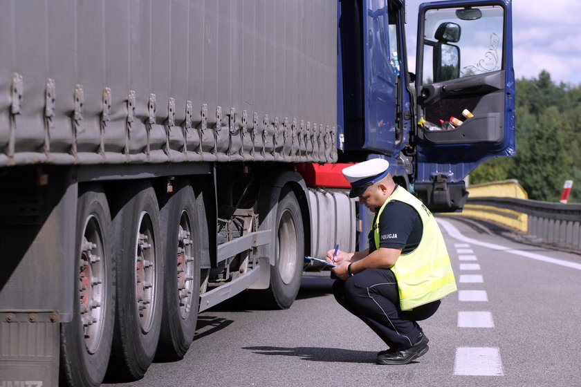 Kraksa na obwodnicy. Autokar uderzył w tira