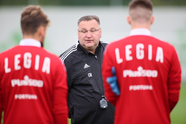 Szkoleniowiec Legii Warszawa Czesław Michniewicz podczas treningu drużyny w ośrodku Legia Training Center w Książenicach