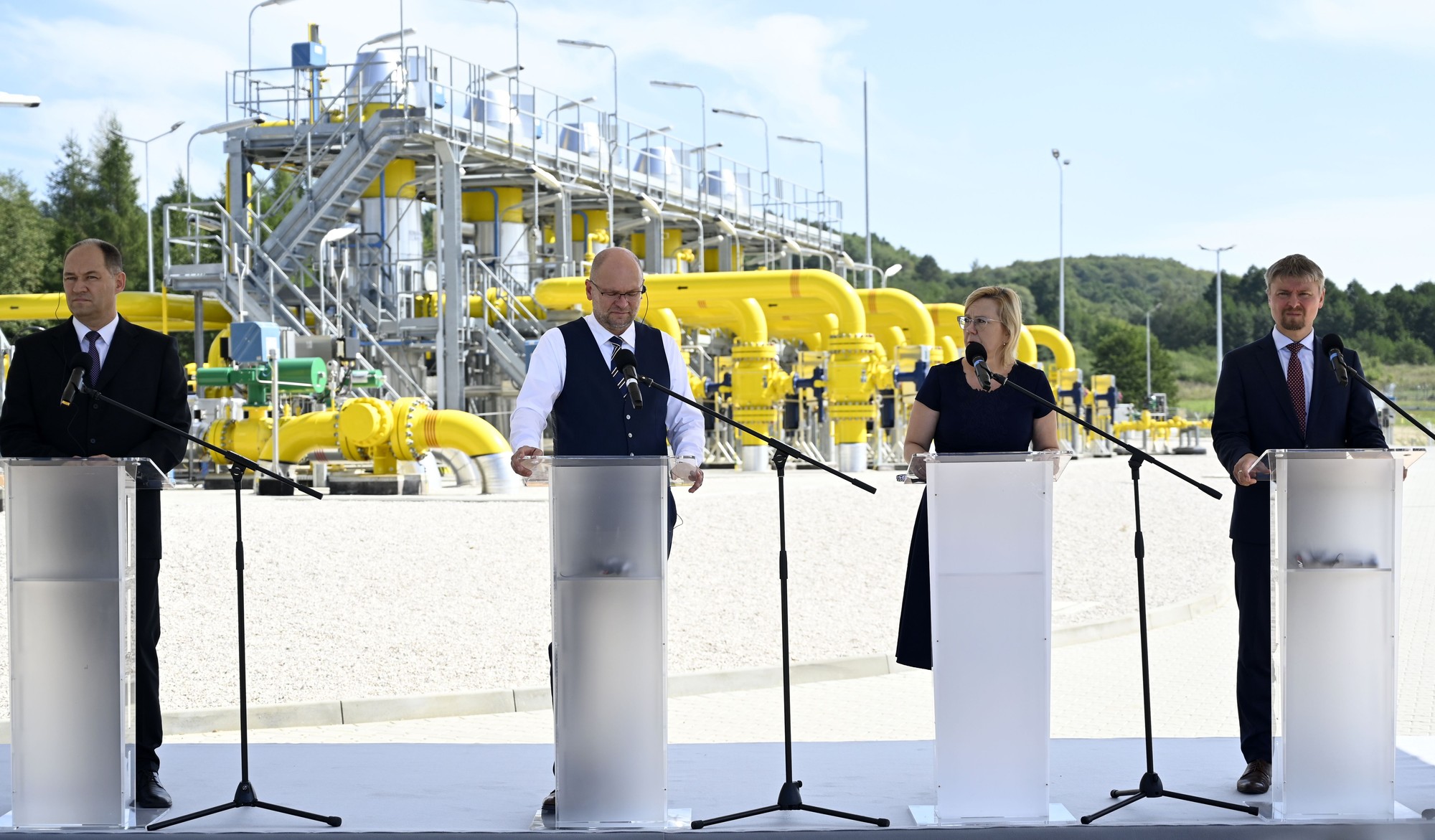 Zľava generálny riaditeľ spoločnosti Eustream Rastislav Ňukovič, minister hospodárstva Sulík, poľská ministerka životného prostredia Anna Moskwová a prezident spoločnosti Gaz-System Tomasz Stepieň.