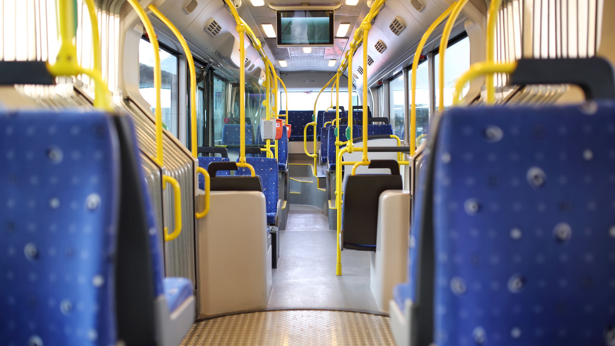 Kanapka w autobusie lub tramwaju — sprawdź, co na ten temat mówi prawo?