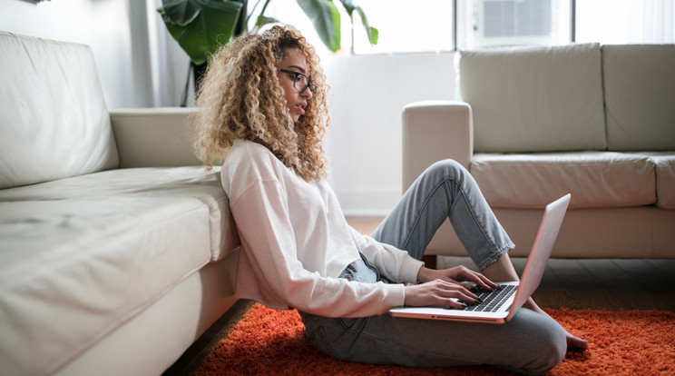 Mielőtt nekiállnánk laptopot keresgélni, el kell döntenünk, hogy mire akarjuk használni. Egyrészt az ideális gép utáni szörtfözésbe könnyű besokallni. Másrészt a csillogó megjelenés és a látványos funkciók bemutatása könnyen olyan eszköz vásárlására csábít, amire semmi szükség.  Ha ismerjük a kívánatos paramétereket, sokkal könnyebb lesz a végső döntés. / Fotó: Thought Catalog / Unsplash