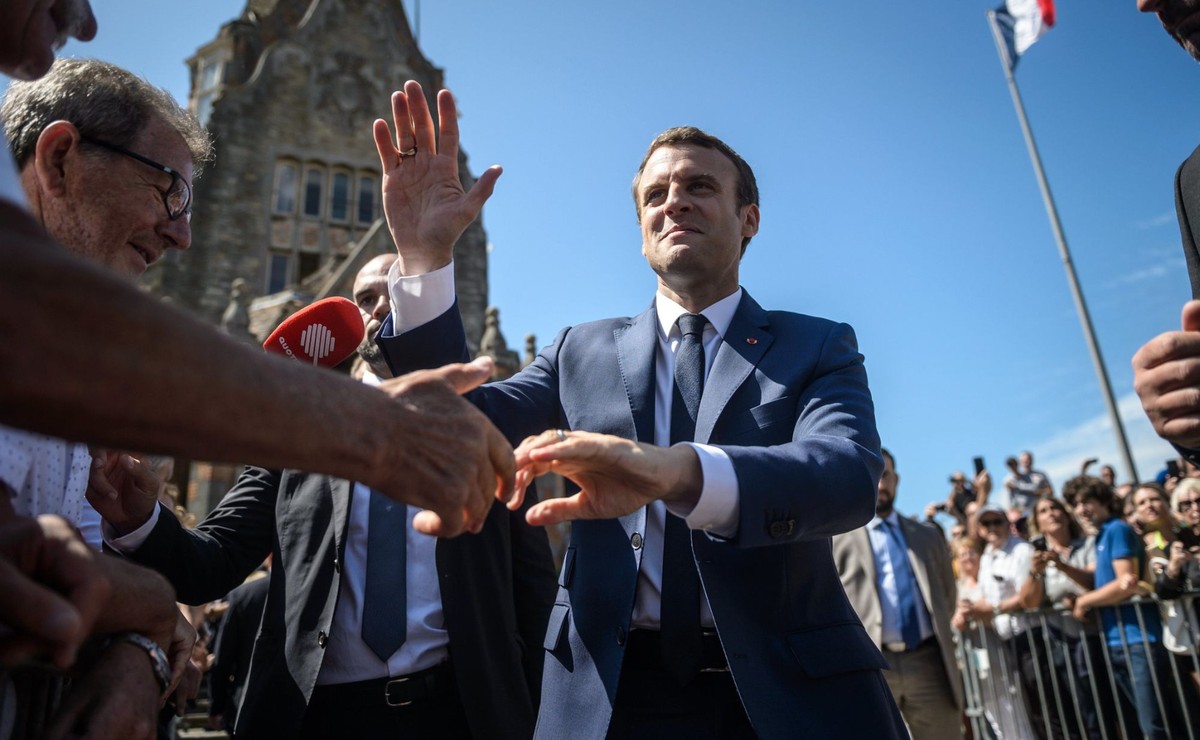 "Kanclerz Merkel: serdeczne gratulacje dla Emmanuela Macrona z powodu wielkiego zwycięstwa jego partii w pierwszej turze. To silne poparcie dla reform" - napisał rzecznik rządu Steffen Seibert na oficjalnym rządowym koncie na Twitterze.