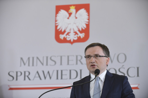 Minister zaznaczył, że nad tą ustawą nie pracowali jedynie posłowie PiS, ale także Platformy Obywatelskiej i Nowoczesnej, którzy - jak mówił - nie zgłaszali poprawek w sprawie jawności tych nazwisk.