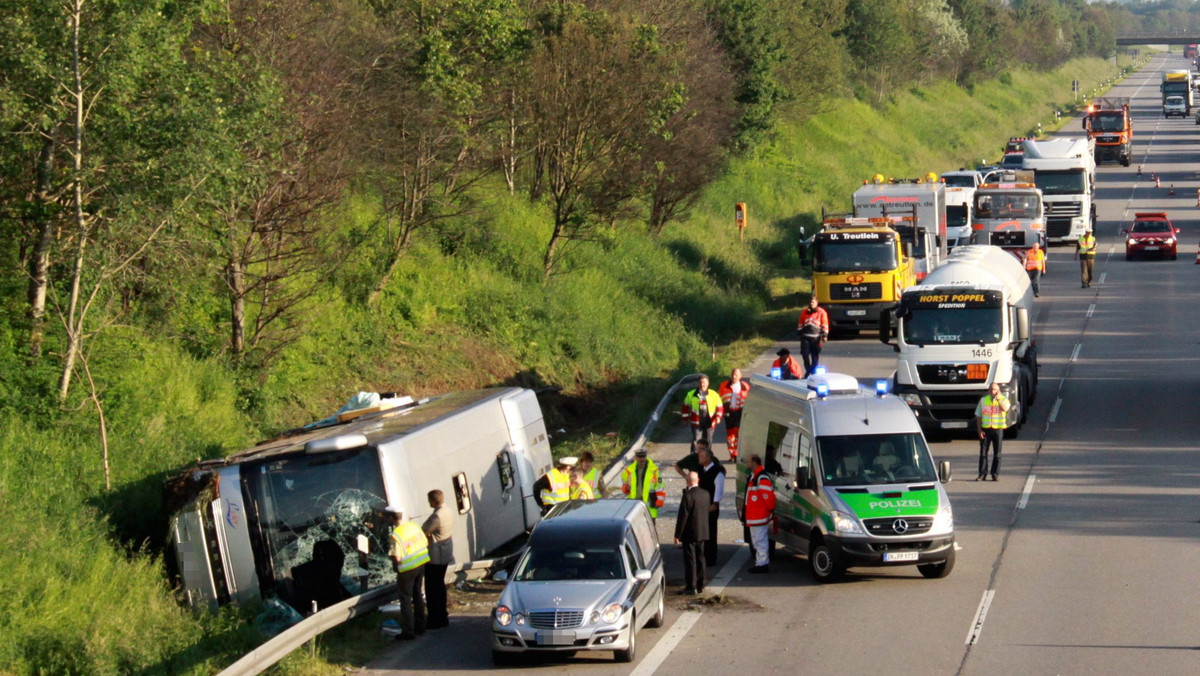 Większość z gimnazjalistów, których autokar rozbił się w Niemczech, jest już w Polsce. Uczniowie z Lwówka Śląskiego wrócili do kraju samolotem - informuje TVN24. W wypadku zginęła jedna osoba. W szpitalu pozostaje siedem najciężej poszkodowanych.