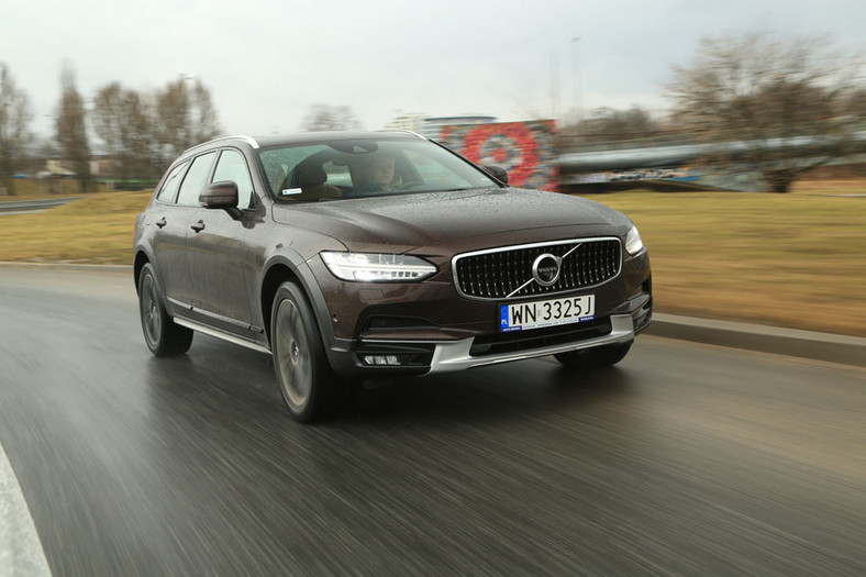 Volvo V90 Cross Country kontra Mercedes All-Terrain - który jest lepszy na każdą drogę?