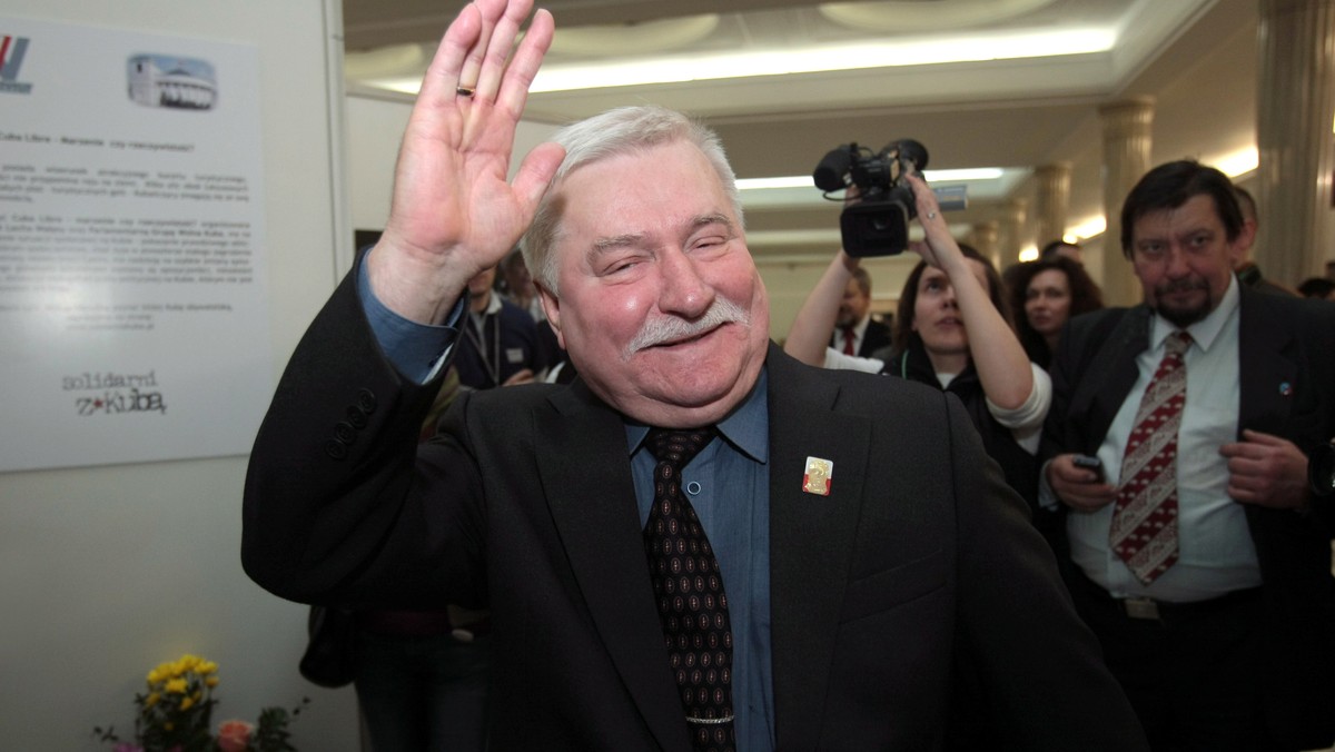 Lech Wałęsa, który wcześniej informował, że nie będzie brał udziału w uroczystościach rocznicowych zmienił zdanie i pojawił się na konferencji dotyczącej 20. rocznicy upadku komunizmu w Polsce.