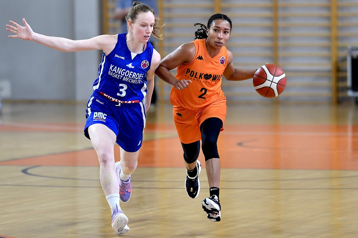 Zawodniczka BC Polkowice Feyonda Fitzgerald (P) i Lut De Meyer (L) z Kangoeroes Basket Mechelen podczas meczu 1/16 finału Pucharu Europy koszykarek
